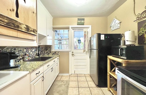 Cocoa Beach Cottage | Coastal Cottage 227 - Walk to Beach, King Bed