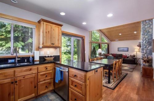 Packwood House | Coffee Time Cabin | Hot Tub, Wifi, Grill