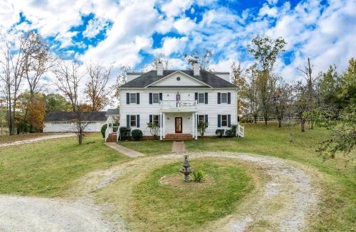 Spring Hill House | Colonial Manor