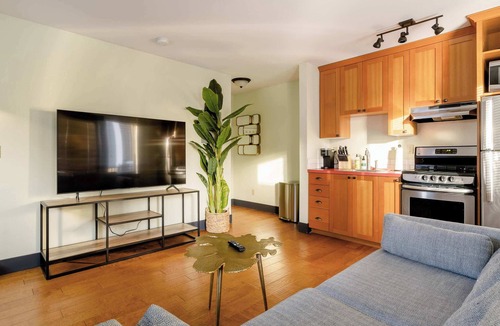 Belmont House | Color Splash - Fast WiFi - Heart of Hawthorne