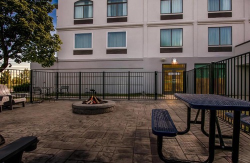 Grand Blanc Hotel | Comfort Inn & Suites Grand Blanc-Flint