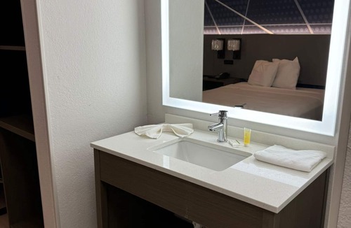 Harvey Hotel | Comfort Inn & Suites Harvey - Chicago Southland