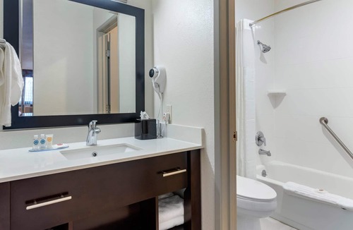 Greenburg Hotel | Comfort Inn & Suites Tigard near Washington Square
