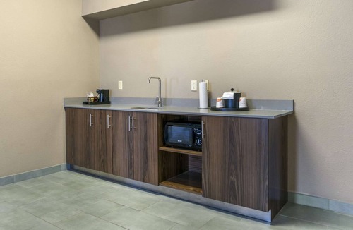 Bedford Hotel | Comfort Inn & Suites Toledo North