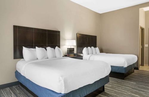 Bedford Hotel | Comfort Inn & Suites Toledo North