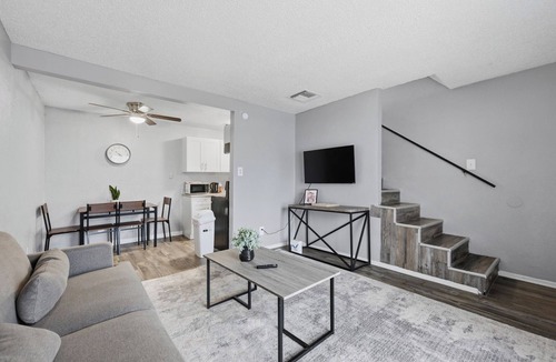 South Arlington Apartment | Comfortable 1BR townhome for longer stays