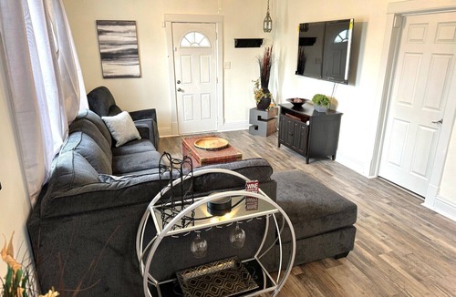 Springfield House | Comfortable 2-bedroom house in enjoyable Springfield with AC, WiFi