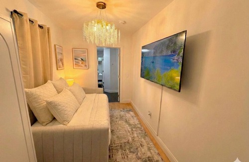 Two Bridges Apartment | Comfortable 2BR and 2 Bath Apt in Downtown NYC