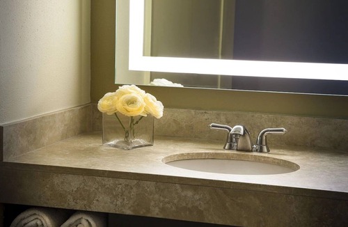 Lakeway Hotel | Comfortable and Suiting Stay! Pets Allowed, Outdoor Pool!