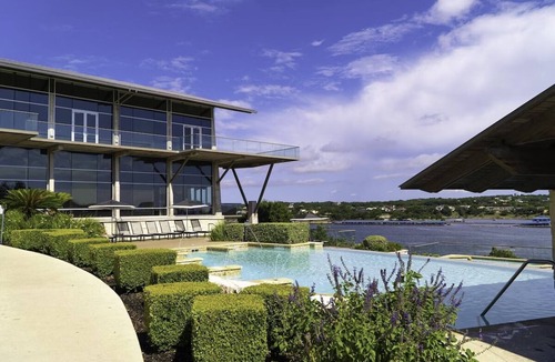 Lakeway Hotel | Comfortable and Suiting Stay! Pets Allowed, Outdoor Pool!
