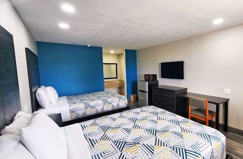 Wharton Hotel | Comfortable and Suiting Stay! Free Breakfast and Parking!