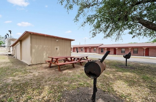 Beeville House | Comfortable Countryside Stay! Free Parking, Pets Allowed