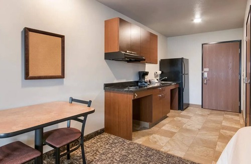 Brookings Hotel | Comfortable Queen Bed Suite w/Recliner & Kitchenette Near Downtown Brookings