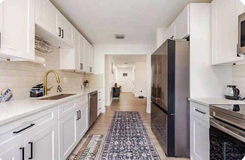 Goldenrod House | Comfortable & Quiet 2BR/2BA, Near Park Ave & Rollins, Extended Stays Welcome.