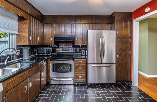 Narvon House | Comfortable Split Level with Hot Tub, High Speed Internet