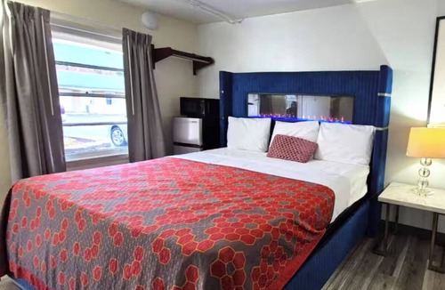South Holland Hotel | Comfortable Suite w/Jacuzzi & Free Parking – Ideal Couple’s Retreat