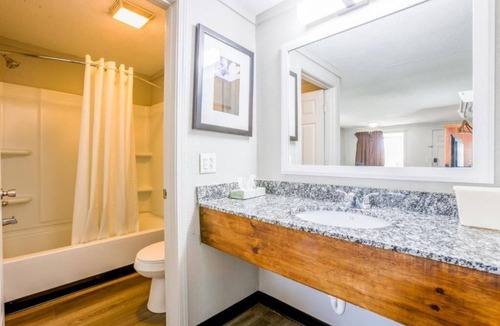 Richmond Hotel | Comfortable Two-Room Stay for Leisure or Work near Attractions with Free Parking