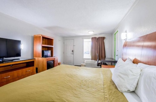 Richmond Hotel | Comfortable Two-Room Stay for Leisure or Work near Attractions with Free Parking