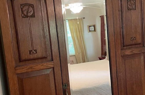 Elkhorn Cabin | Comfortable Weekend Getaway with Breakfast Available in Elkhorn, Wisconsin