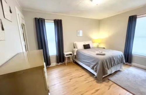 Eastside House | Comfy Queen Room Near SU and Dome