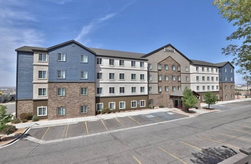 Albuquerque Apartment | Comms Accessible 1BR Suite | Free Breakfast + Pool