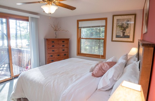Tomahawk House | Complete serenity on this 5.5 acre modern waterfront property.