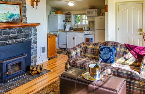 Oceanside Cottage | Completely Renovated Ocean View cottage. Walk to the beach!