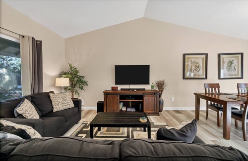 Deschutes River Woods House | Completely Updated! Private HOT TUB, A/C, Pine Trees, Close to Town