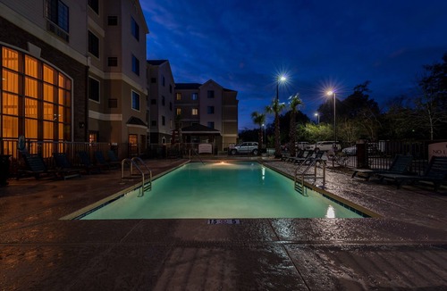 Oak Condo | Complimentary Breakfast Buffet + Free Wi-Fi | Short Drive to the Beach