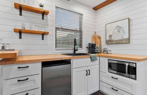 Waco Apartment | Container home with rooftop views and pickleball