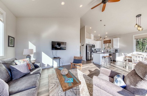 Oceanside House | Contemporary built dog friendly house with partial ocean views