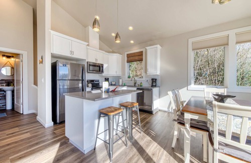 Oceanside House | Contemporary built dog friendly house with partial ocean views
