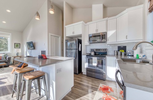 Oceanside House | Contemporary built dog friendly house with partial ocean views