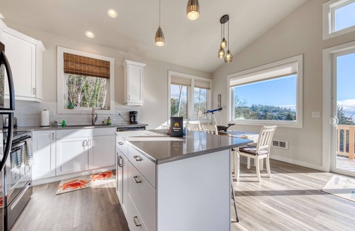 Oceanside House | Contemporary built dog friendly house with partial ocean views