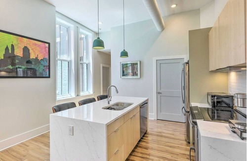 Central Business District Condo | Contemporary Cincinnati Condo - Pets Allowed!