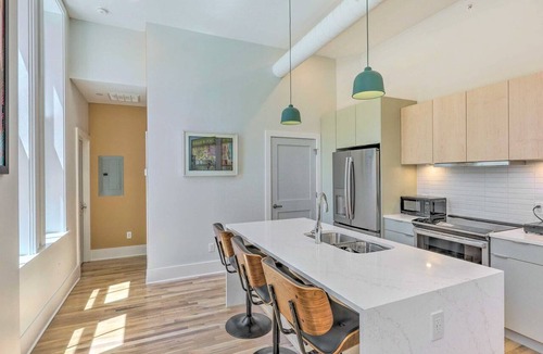 Central Business District Condo | Contemporary Cincinnati Condo - Pets Allowed!