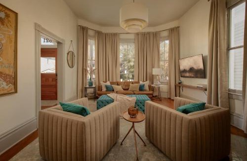 Dixon Park House | Contemporary Compound Heated Pool