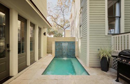 Dixon Park House | Contemporary Compound Heated Pool
