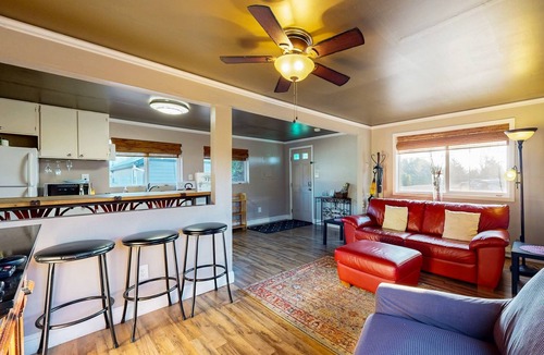 Dundee Cottage | Contemporary wine country cottage with deck in the heart of Dundee