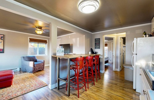 Dundee Cottage | Contemporary wine country cottage with deck in the heart of Dundee