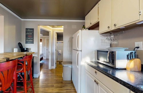 Dundee Cottage | Contemporary wine country cottage with deck in the heart of Dundee