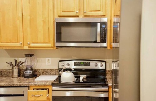 Kreole Apartment | Contractor's Choice · 3BR · Near Ingalls/Chevron