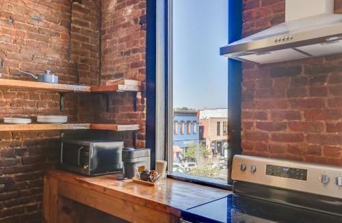 Marshall Apartment | Convenient Couples Retreat in Dtwn Marshall!