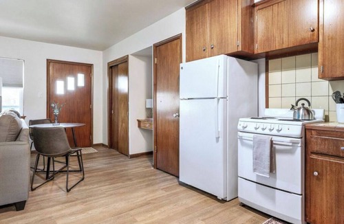 Riverview Apartment | Convenient Location-Private entrance 1 bedroom apartment in Riverview!