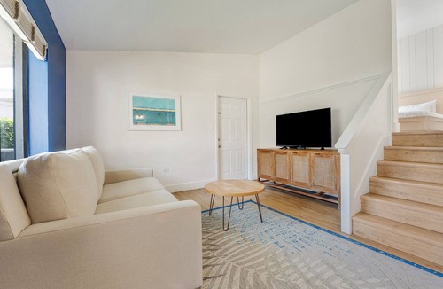 Islamorada Hotel | Convenient Stay in Florida! Free Parking, Free Breakfast, Pool, Pets Allowed