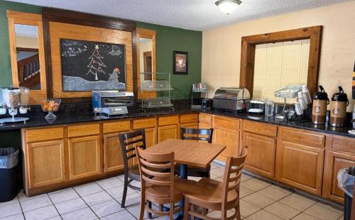 Black River Falls Hotel | Coratel Plus Suites by Jasper Black River Falls