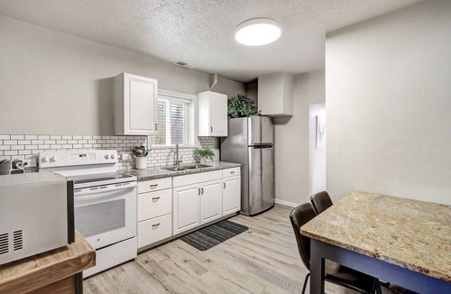 University Heights Apartment | Cornell Canvas Suite, Nob Hill