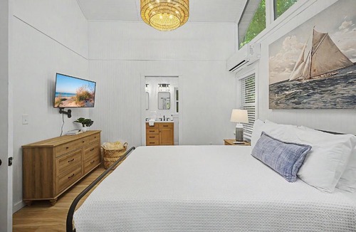 Harbert House | Cottage on Pine 5 Min Walk to Harbert Beach