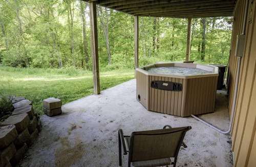 Helmsburg Apartment | Couples Getaway with Outdoor Hot Tub!