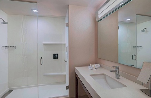Sugar Land Hotel | Courtyard by Marriott Houston Sugar Land/Lake Pointe